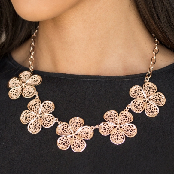 Paparazzi No Common Daisy Rose Gold Necklace Set - Picture 2 of 3